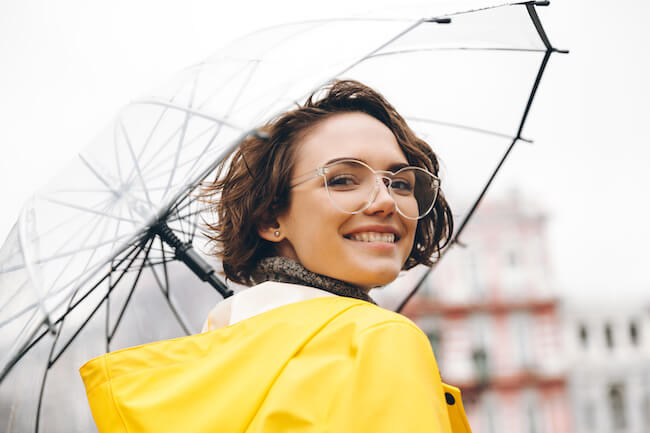雨　メガネ　女性　傘